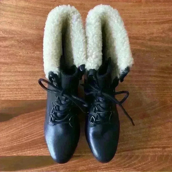 Sorel Black Leather Boots with Cream Fur - Picture 4 of 15